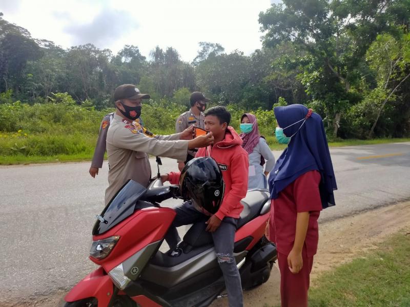 Polsek Pangkalan Lesung Bersama Puskesmas Bagikan Masker