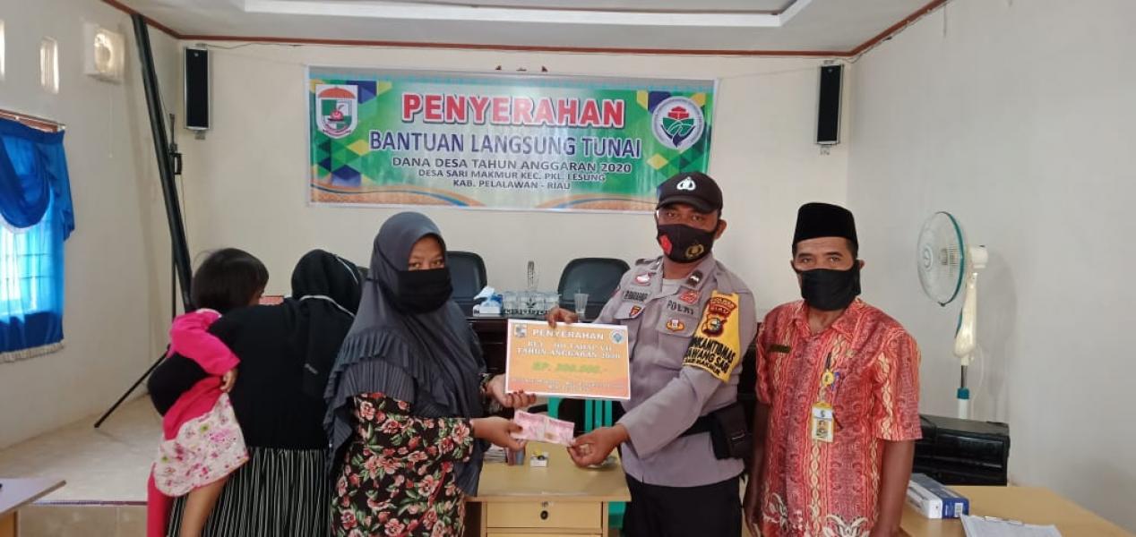 Polsek Pangkalan Lesung Kembali Lakukan Pengawalan Pembagian BLT di Desa Sari Makmur