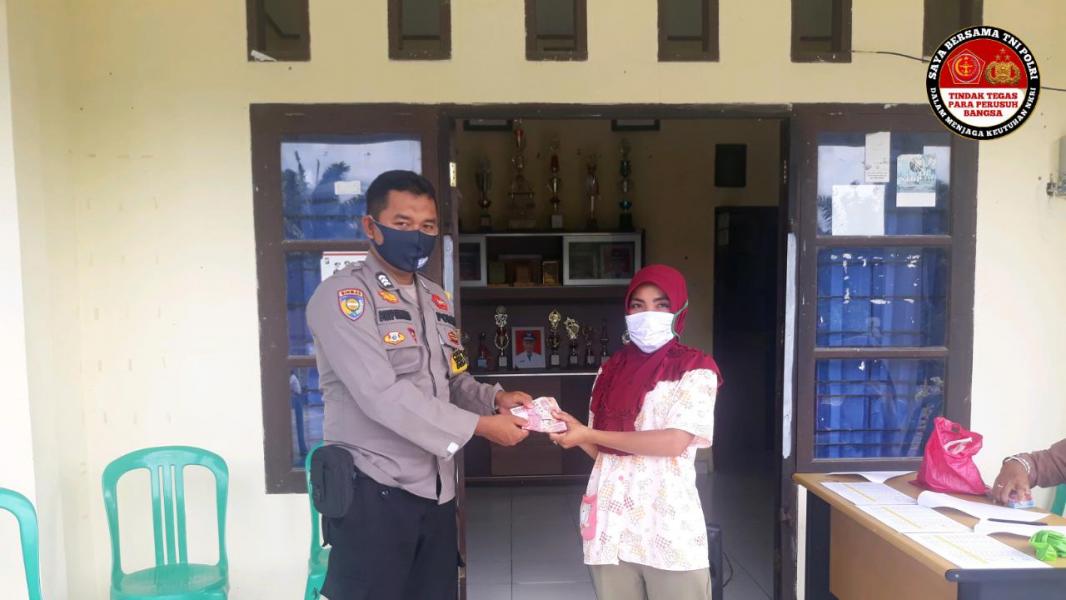 Polsek Pangkalan Lesung Lakukan Pengawalan BLT di Desa Mayang Sari 