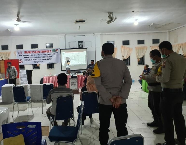 Polsek Tanah Putih Kawal Rekapitulasi Penghitungan Suara di PPK Sampai Larut Malam