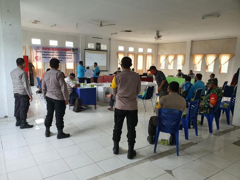 Polsek Tanah Putih Laksanakan Pengamanan Rapat Pleno Rekapitulasi Hasil Suara Lanjutan