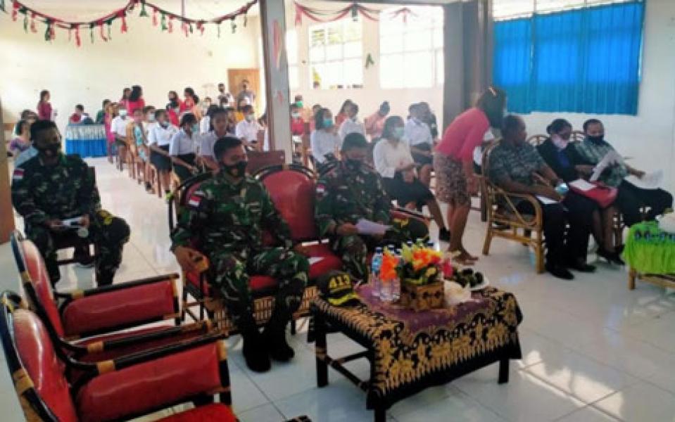 Prajurit Satgas Yonif MR 413 Kostrad Penuhi Undangan Perayaan Natal di SMK YPK Betlehem Arso