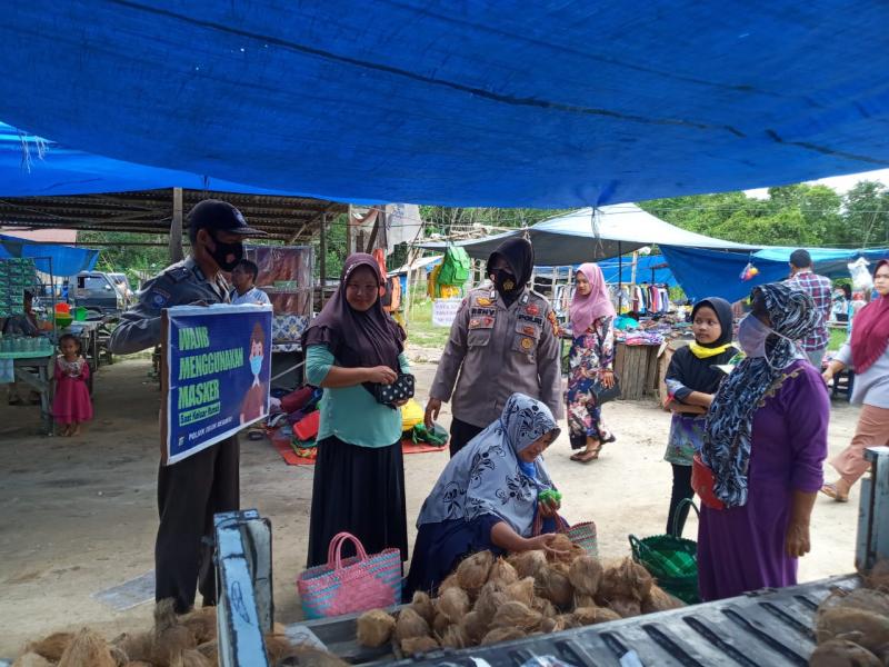 Ps Kanit Binmas Bersama polwan Polsek Teluk Meranti Berikan Himbauan ke Masyarakat Agar Selalu Gunakan Masker