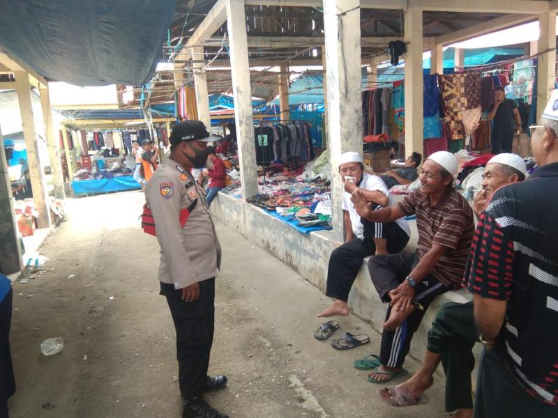 Sambangi Pasar, Bhabinkamtibmas Desa Pangkalan Panduk Kerumutan Ajak Terapkan Prokes