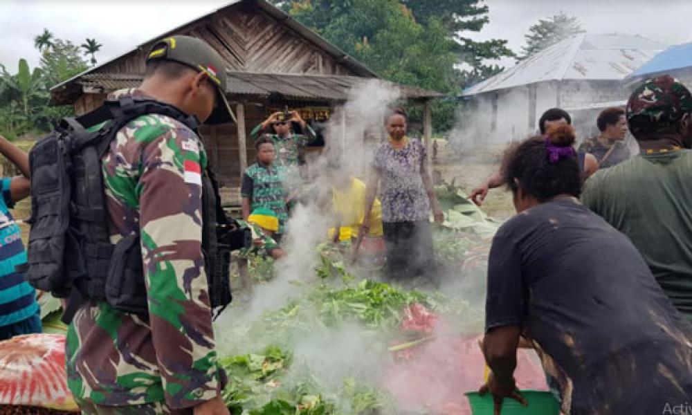 Sambut Sukacita Natal, Warga Kampung Gambut Bersama Satgas Yonif MR 413 Kostrad Gelar Acara Bakar Batu