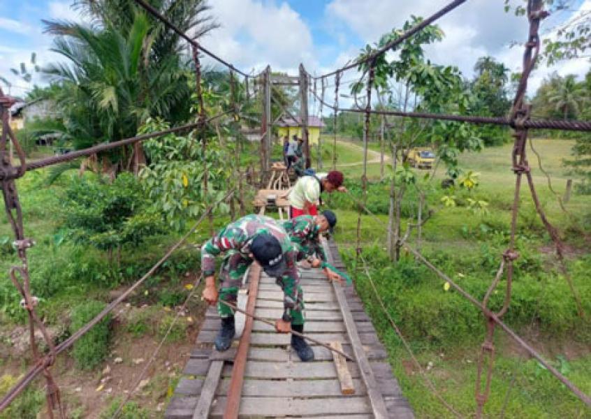 Satgas Pamtas Yonif 642/Kapuas Bersama Masyarakat Perbaiki Jembatan Rusak