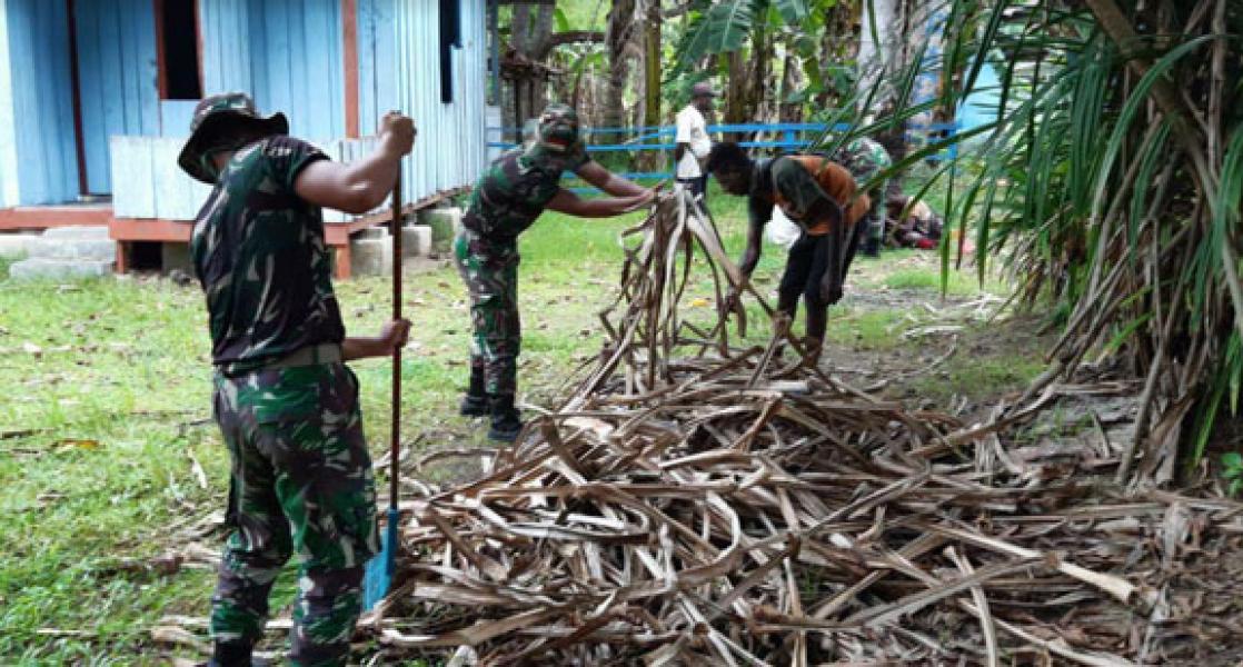 Satgas Yonif 125/Simbisa Bersama Warga Gotong-Royong Bersihkan Pekarangan Rumah Budaya Kampung Rawa Biru
