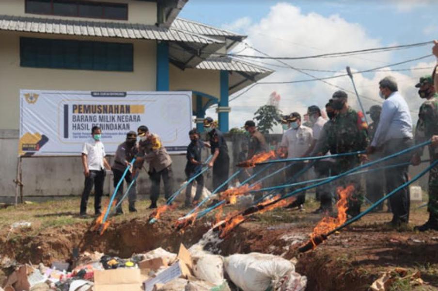 Satgas Yonif 642 Bersama Bea Cukai dan Instansi Terkait Musnahkan BMN Hasil Penindakan