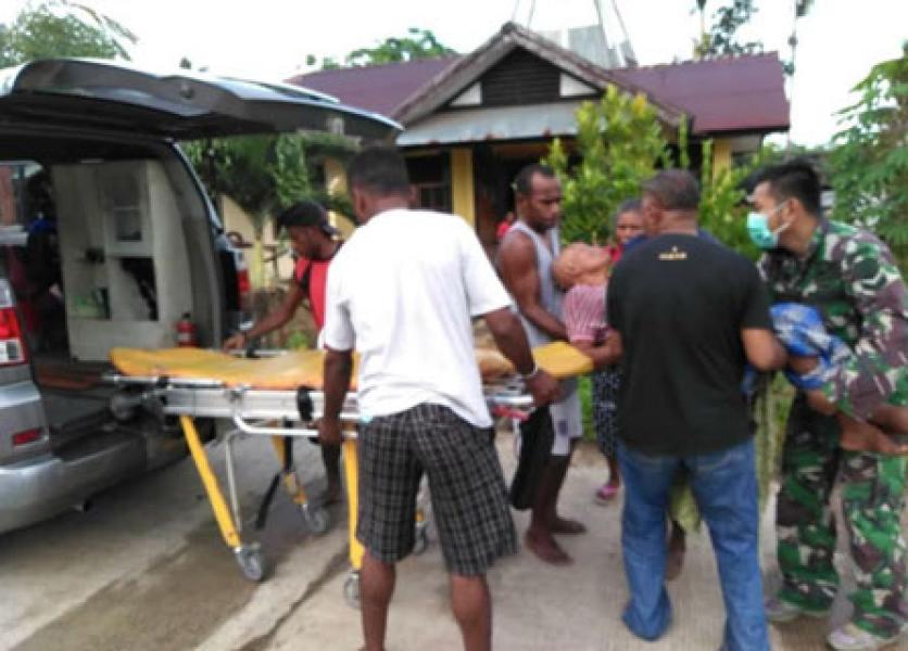 Satgas Yonif MR 413 Kostrad Bantu Evakuasi Warga Perbatasan RI-PNG