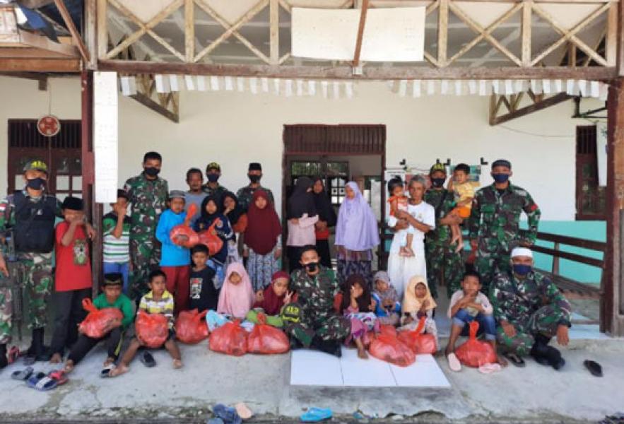 Satgas Yonif MR 413 Kostrad Berbagi Kebahagiaan Dengan Anak Panti Asuhan di Distrik Arso