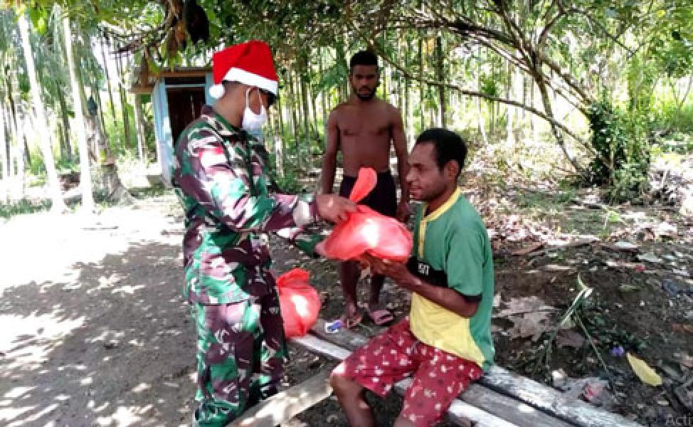 Satgas Yonif MR 413 Kostrad Berbagi di Bulan Kasih