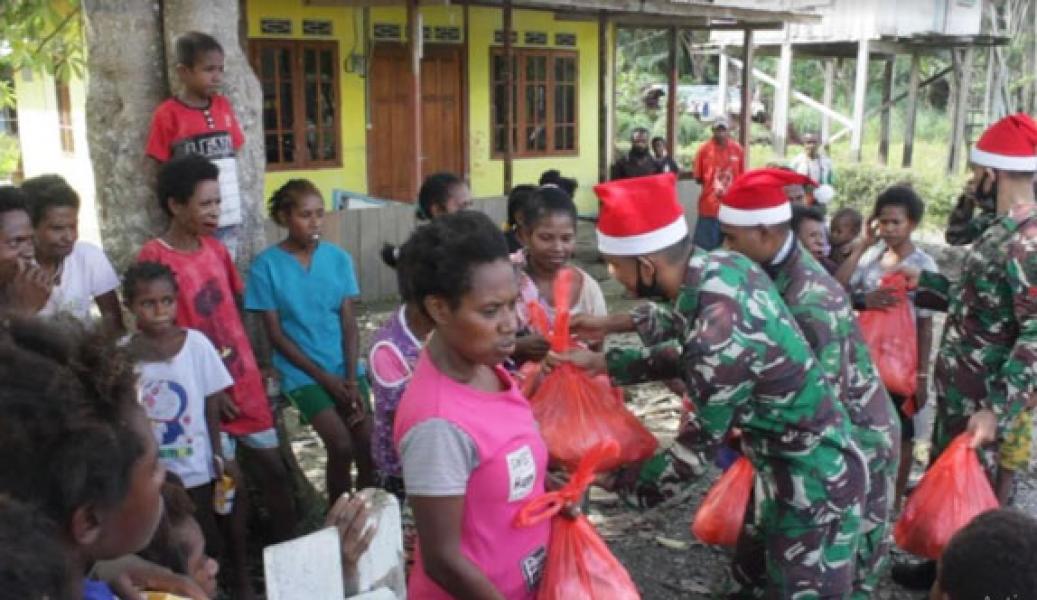 Satgas Yonif MR 413 Kostrad Salurkan 1.250 Paket Sembako Natal Untuk Masyarakat di Wilayah Perbatasan RI-PNG