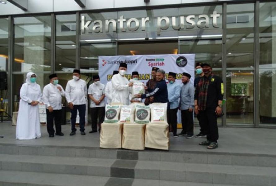 Sekdaprov Riau Bersama Dirut BRK Lepas Keberangkatan Penyaluran Sedekah Pangan Bersama UAS