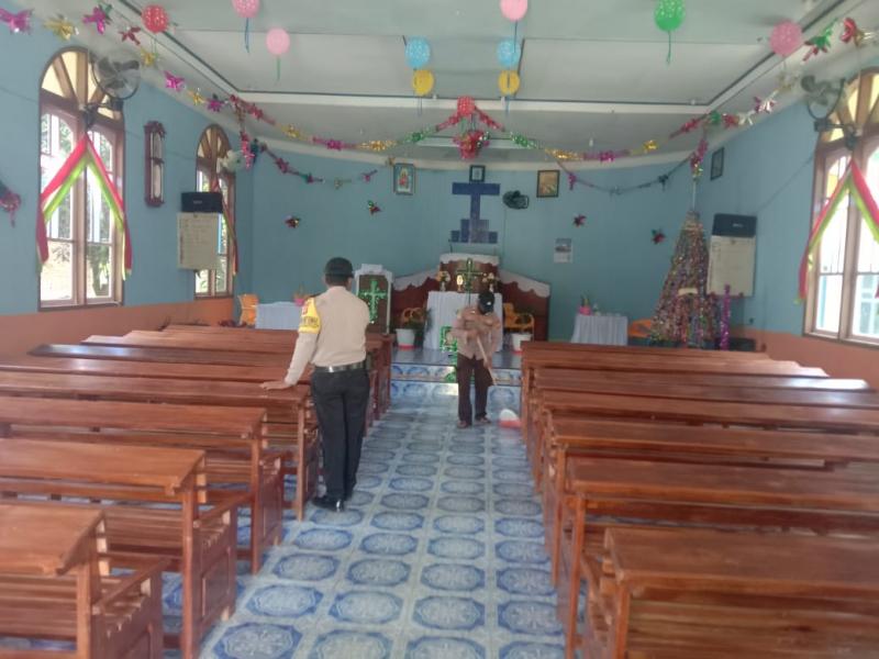 Selain Lakukan Pengamanan Natal Polsek Kerumutan Gelar Baksos 