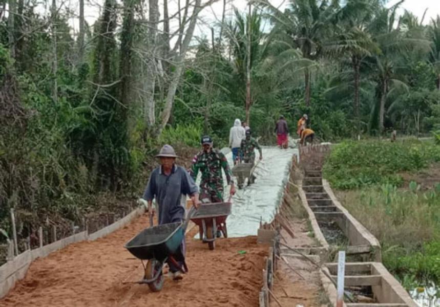 Semangat Gotong Royong, Satgas Pamtas Yonif 642/Kapuas Bersama Warga Bangun Jalan Desa
