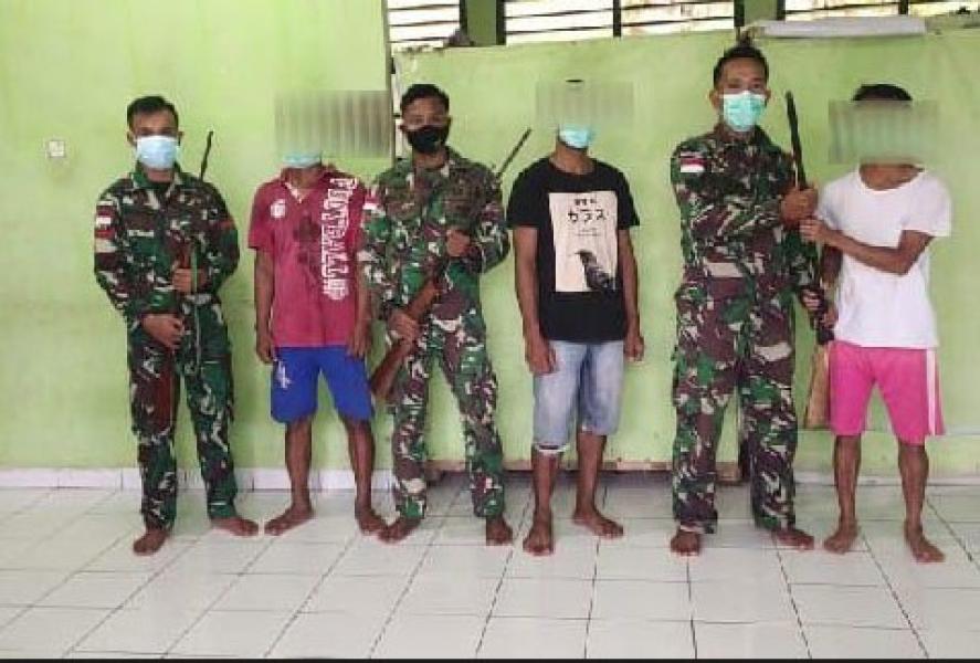 Tulus Ikhlas Berikan Pelayanan Kesehatan, Satgas Yonif 642 Kembali Terima Tiga Pucuk Senjata Api Rakitan Milik Warga
